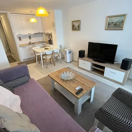 Lovely In With Amazing View! Apartment